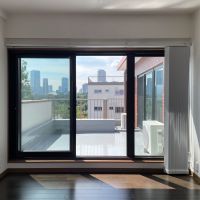 新宿区若葉の賃貸物件/東側の洋室。こちらからもルーフバルコニーへアクセス可能です