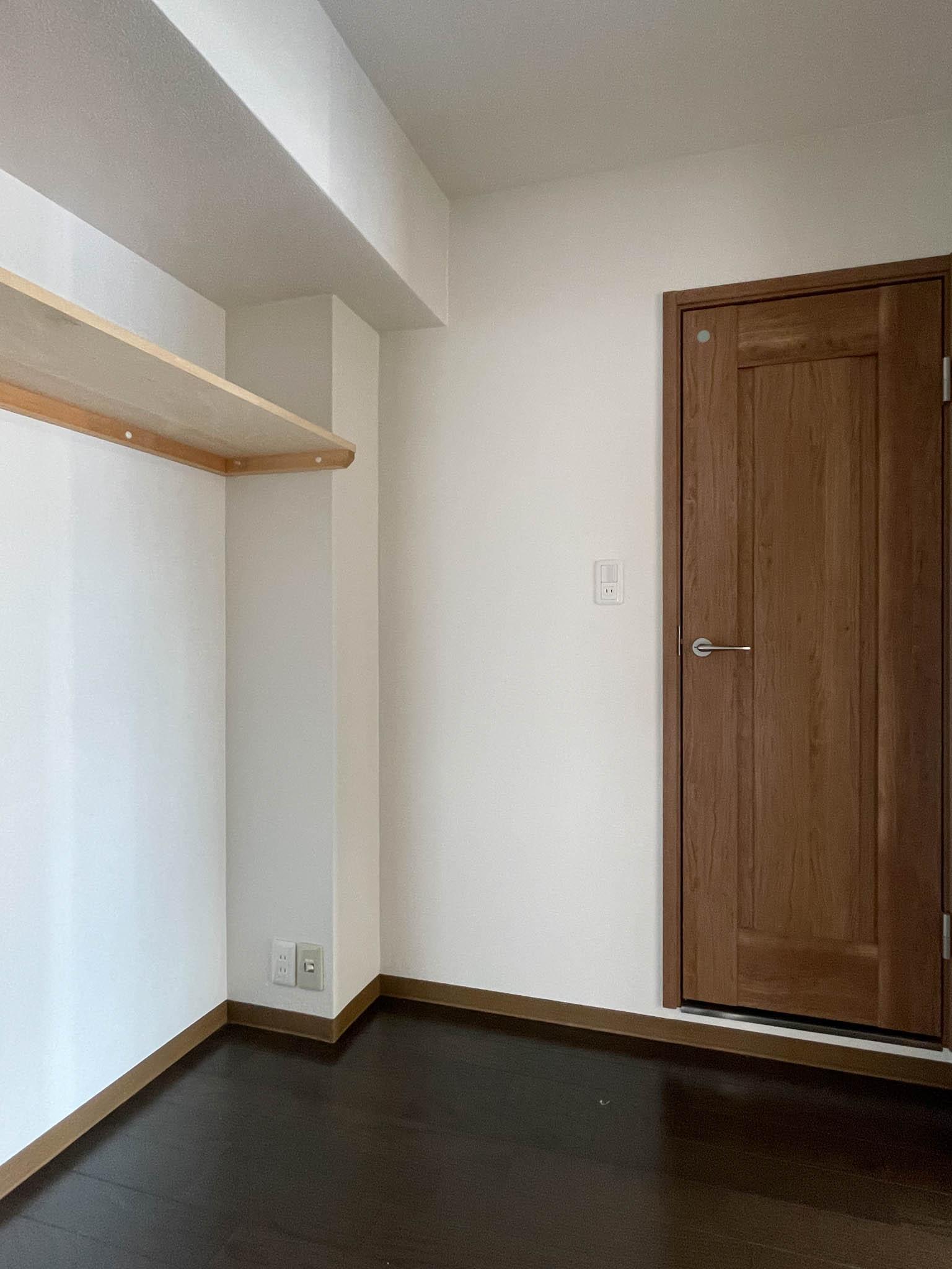 新宿区若葉の賃貸物件/トイレの前のスペース。ちょっとした物置きにはなりそうです