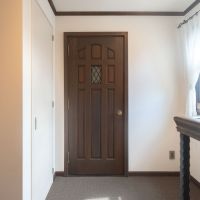 大田区南千束の賃貸物件/共用廊下から玄関扉を見た視点