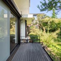 世田谷区砧の賃貸物件/庭の右手前にはウッドデッキが敷いてあります