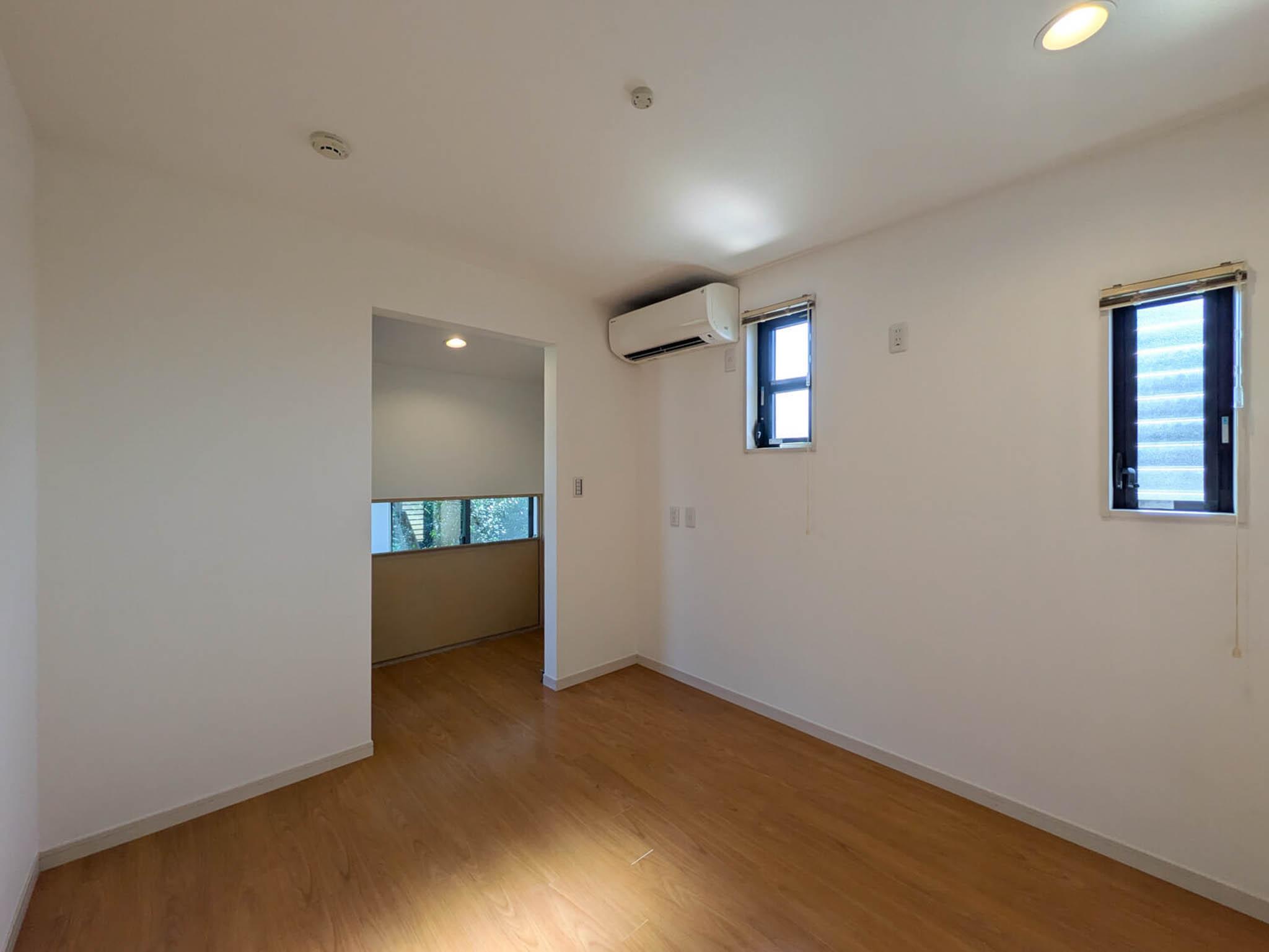 世田谷区砧の賃貸物件/上階、5.8畳洋室：階段を上がるとまず、この部屋に辿り着きます