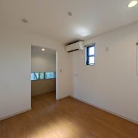 世田谷区砧の賃貸物件/上階、5.8畳洋室：階段を上がるとまず、この部屋に辿り着きます