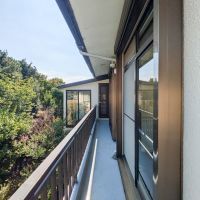 世田谷区砧の賃貸物件/上階のベランダ。奥行きはあまりありません