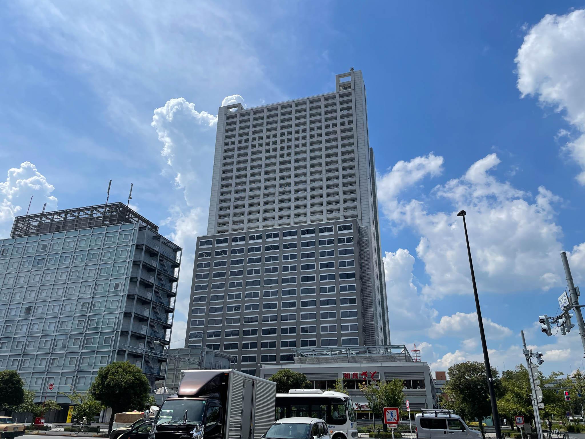 墨田区堤通の賃貸物件/外観。下階はオフィス、上階はマンション。ふもとにはレストランやコンビニ、カフェあります