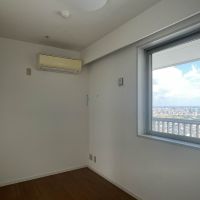 墨田区堤通の賃貸物件/上階：5.2畳洋室。エアコンも設置されています