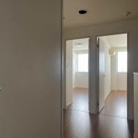 墨田区堤通の賃貸物件/上階：廊下。風が東西に抜けていきます