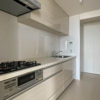 墨田区堤通の賃貸物件/下階：3口ガスコンロにグリル付きのキッチン