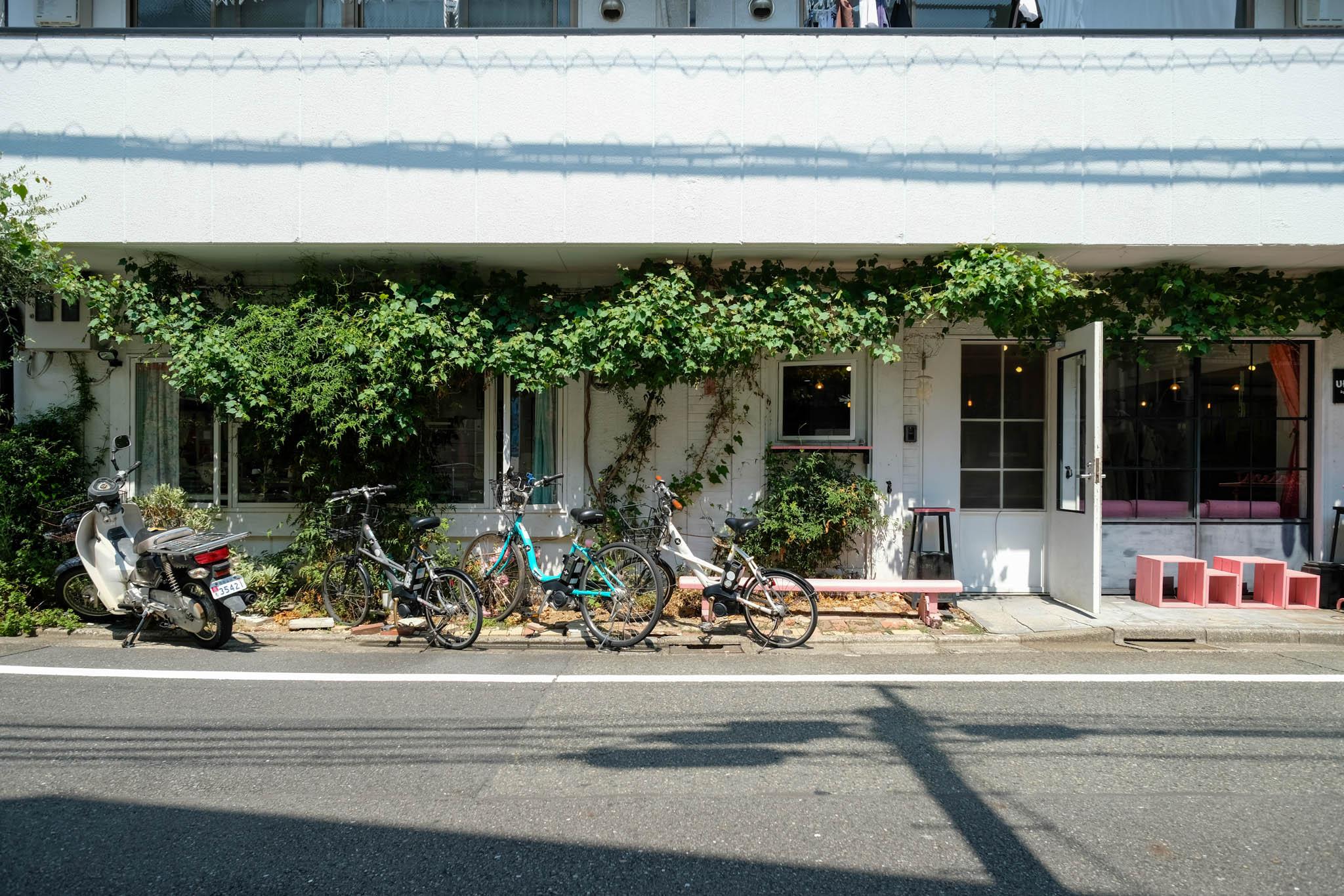 世田谷区若林の賃貸物件/アプローチの緑もいい感じの路面区画。店舗は重飲食までご相談。松陰神社通り商店街を北に抜け、徒歩約6分という落ち着いた住宅街