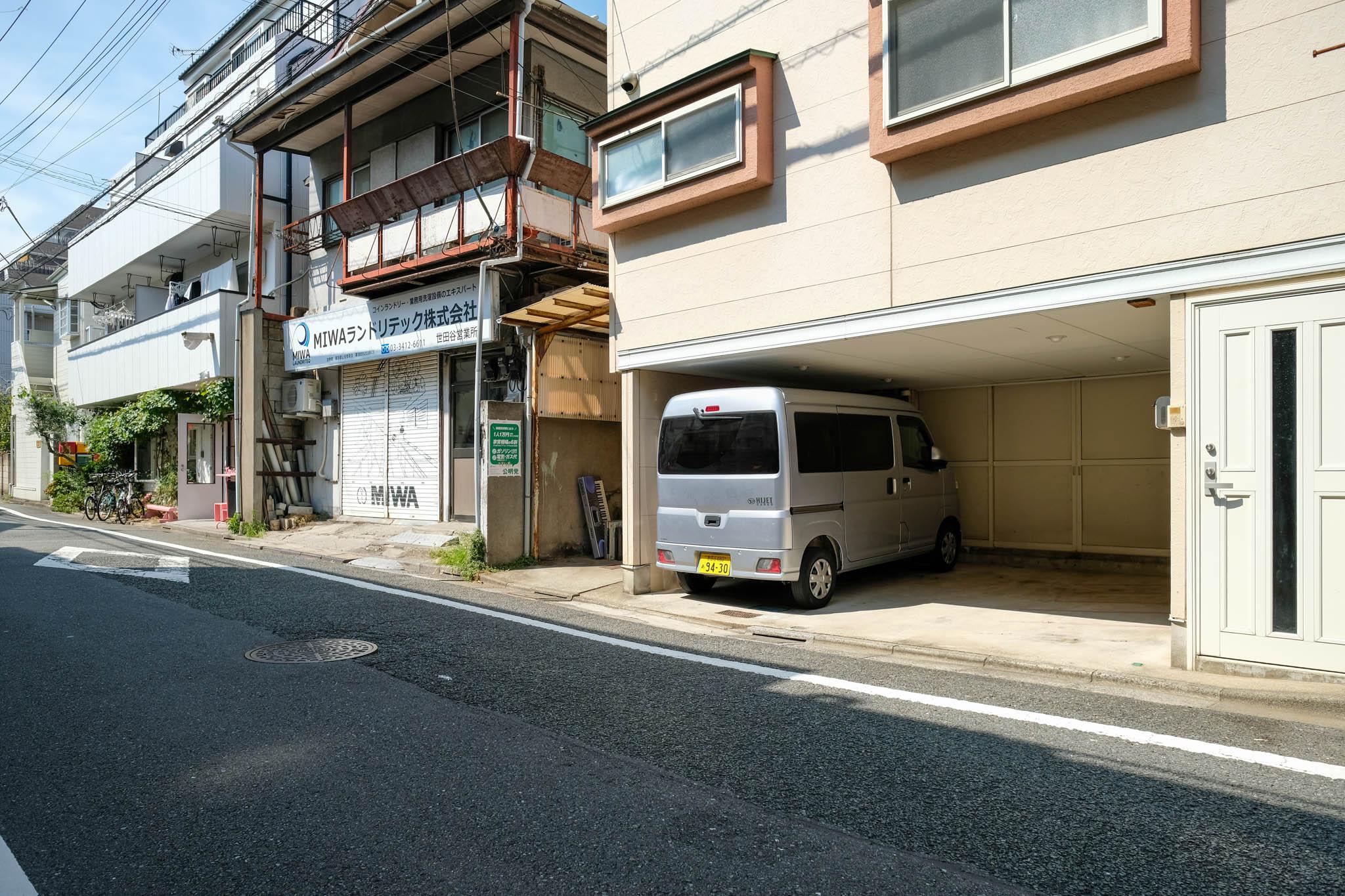 世田谷区若林の賃貸物件/駐車場は物件から歩いて数歩、2軒隣にあります