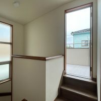 練馬区富士見台の賃貸物件/上階：階段上がって左手にバルコニー。洗濯機からの動線が整っています