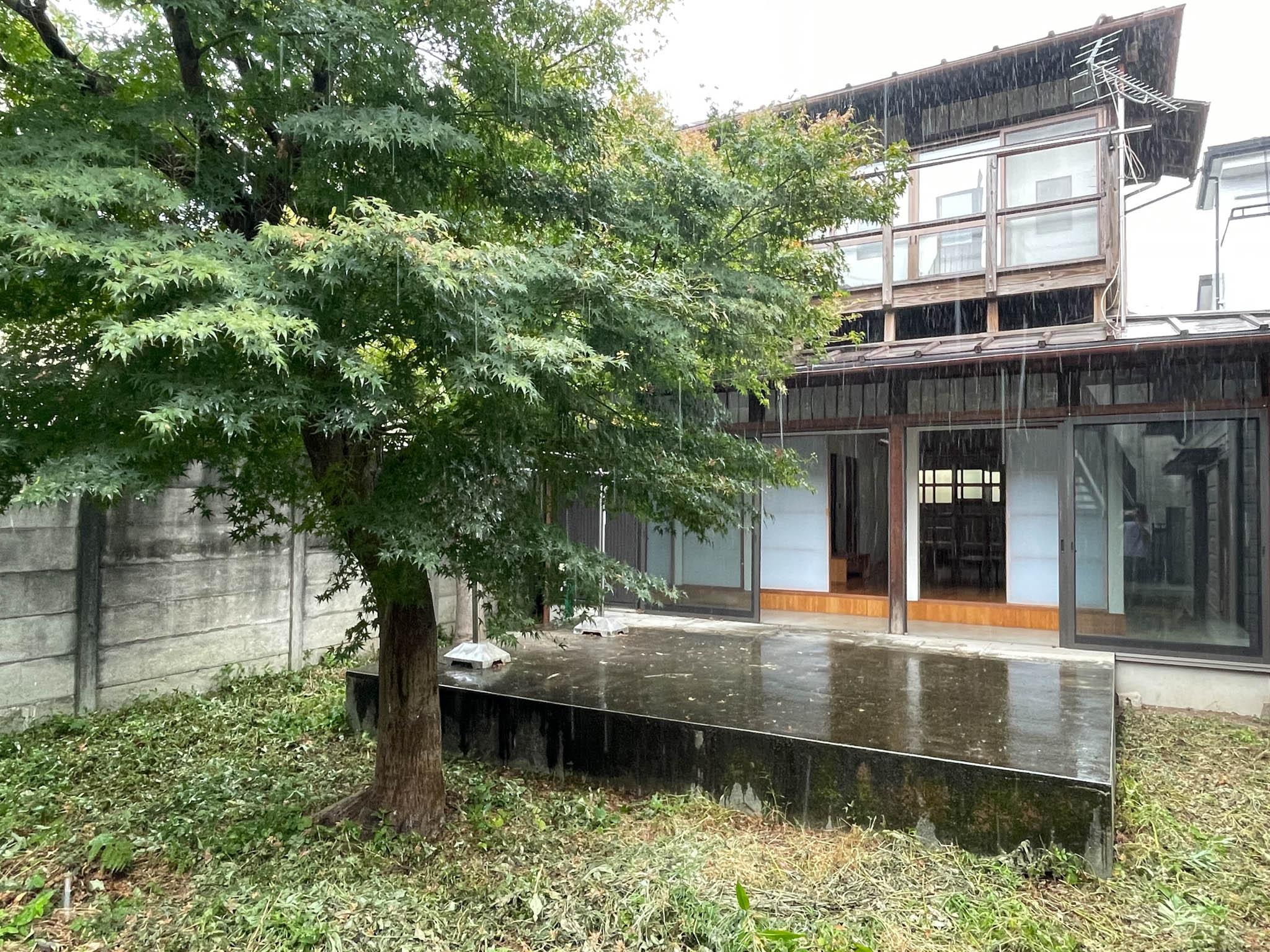 中野区上高田の賃貸物件/築年不詳の戸建をリノベーション。庭と建物が、自然なかたちでつながっています