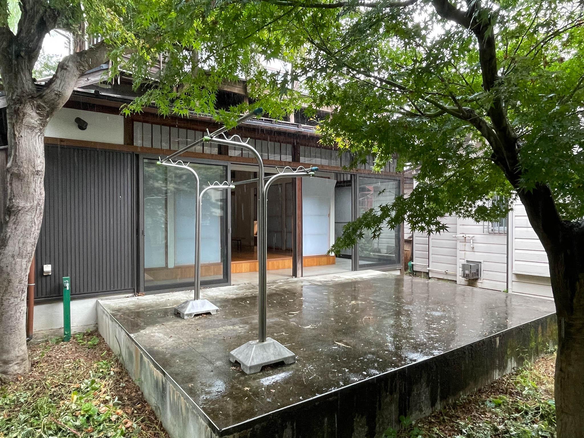 中野区上高田の賃貸物件/コンクリートテラスと部屋のつながりを感じる。ここまでリビングと言ってもいいかもしれません