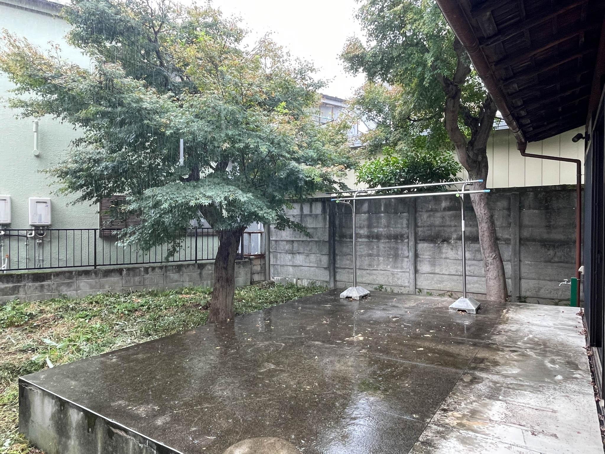 中野区上高田の賃貸物件/リビングの前はコンクリートのテラス。物干しだけではもったいないスペース