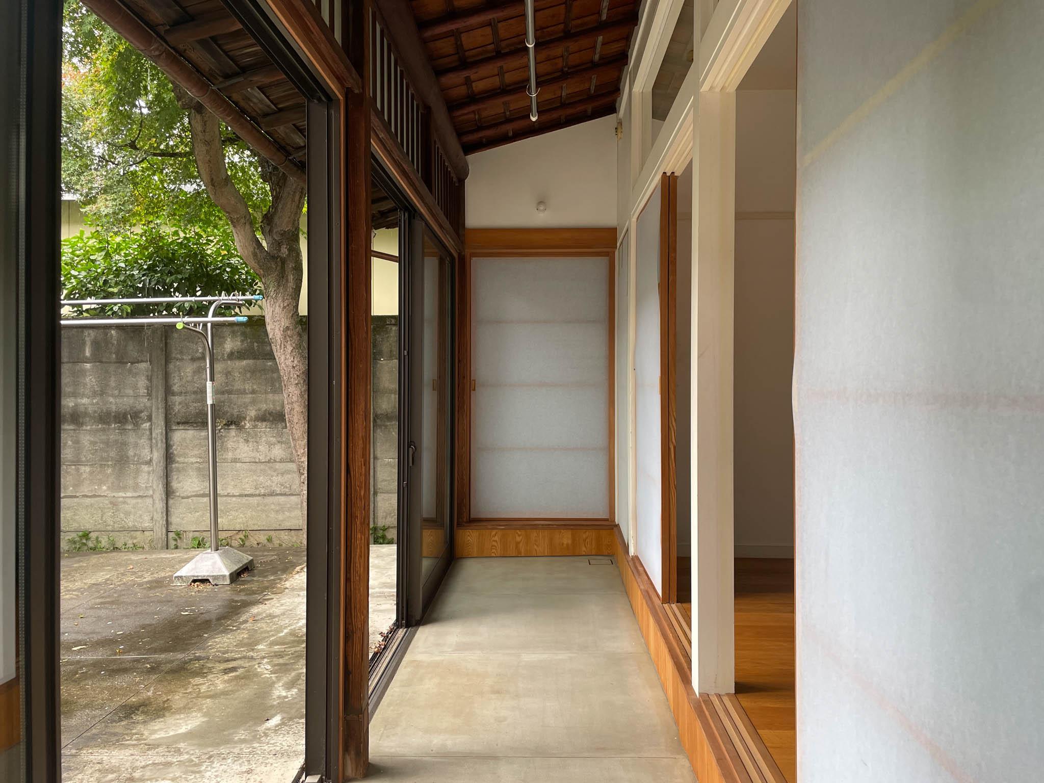 中野区上高田の賃貸物件/下階：テラスと繋がっている窓際。奥はトイレです
