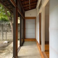 中野区上高田の賃貸物件/下階：テラスと繋がっている窓際。奥はトイレです