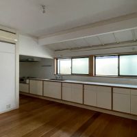 中野区上高田の賃貸物件/下階：調理台が長ーいキッチン。右側には調理家電を並べるイメージです