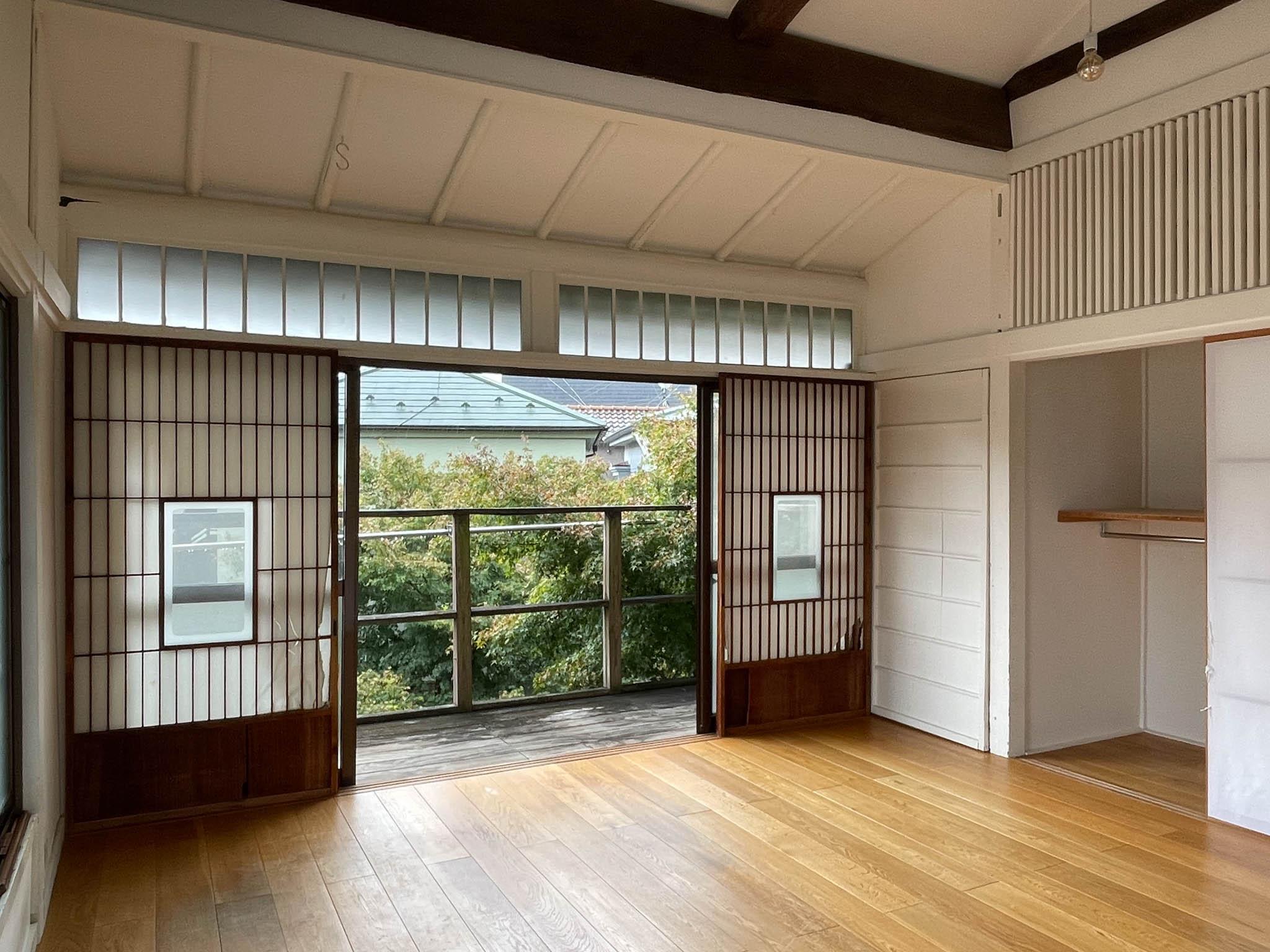 中野区上高田の賃貸物件/上階：天井が抜かれて高く、開放感がある空間です