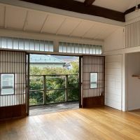 中野区上高田の賃貸物件/上階：天井が抜かれて高く、開放感がある空間です
