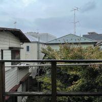 中野区上高田の賃貸物件/上階：ベランダからの景色。周囲は戸建が並ぶので、抜けています