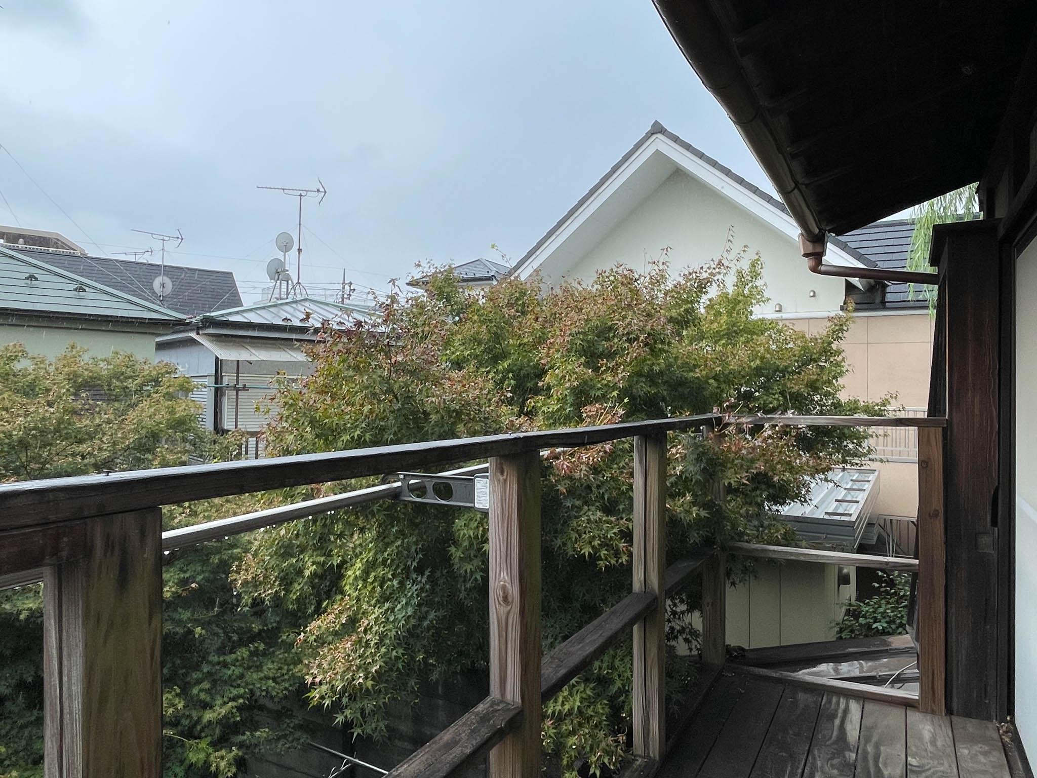 中野区上高田の賃貸物件/上階：ベランダ。あまりに重い物あ置かないほうがよさそうです