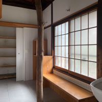 中野区上高田の賃貸物件/下階：玄関から入って右手のスペース。物置とベンチがあります。図面では"work space"