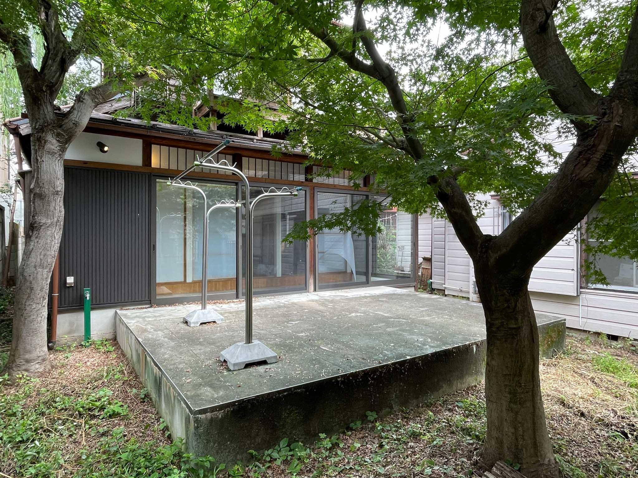 中野区上高田の賃貸物件/コンクリートテラスと部屋のつながりを感じる。ここまでリビングと言ってもいいかもしれません