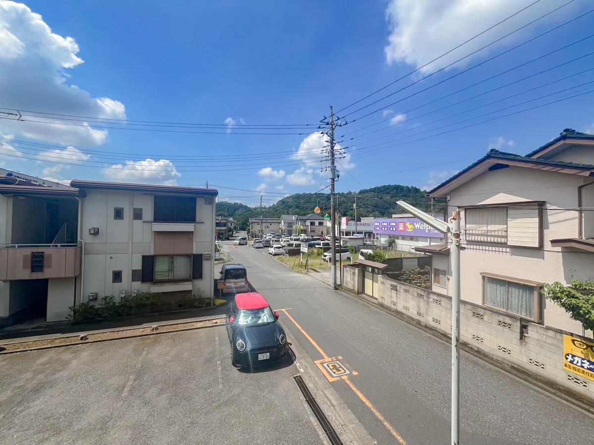 埼玉県飯能市稲荷町の賃貸物件/南側のバルコニーからの眺め。遠くに山が眺められるのがこの立地ならでは