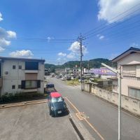 埼玉県飯能市稲荷町の賃貸物件/南側のバルコニーからの眺め。遠くに山が眺められるのがこの立地ならでは