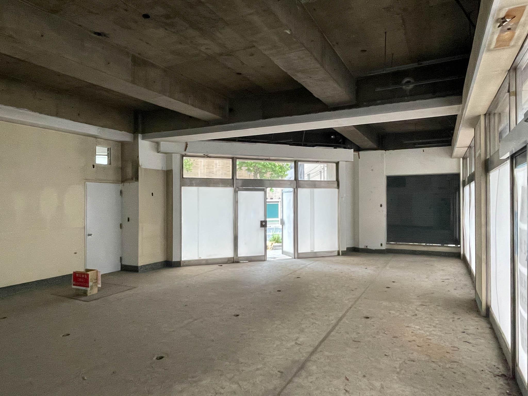 中央区東日本橋の賃貸物件/1階：ガラスには半透明のシートが貼ってあります
