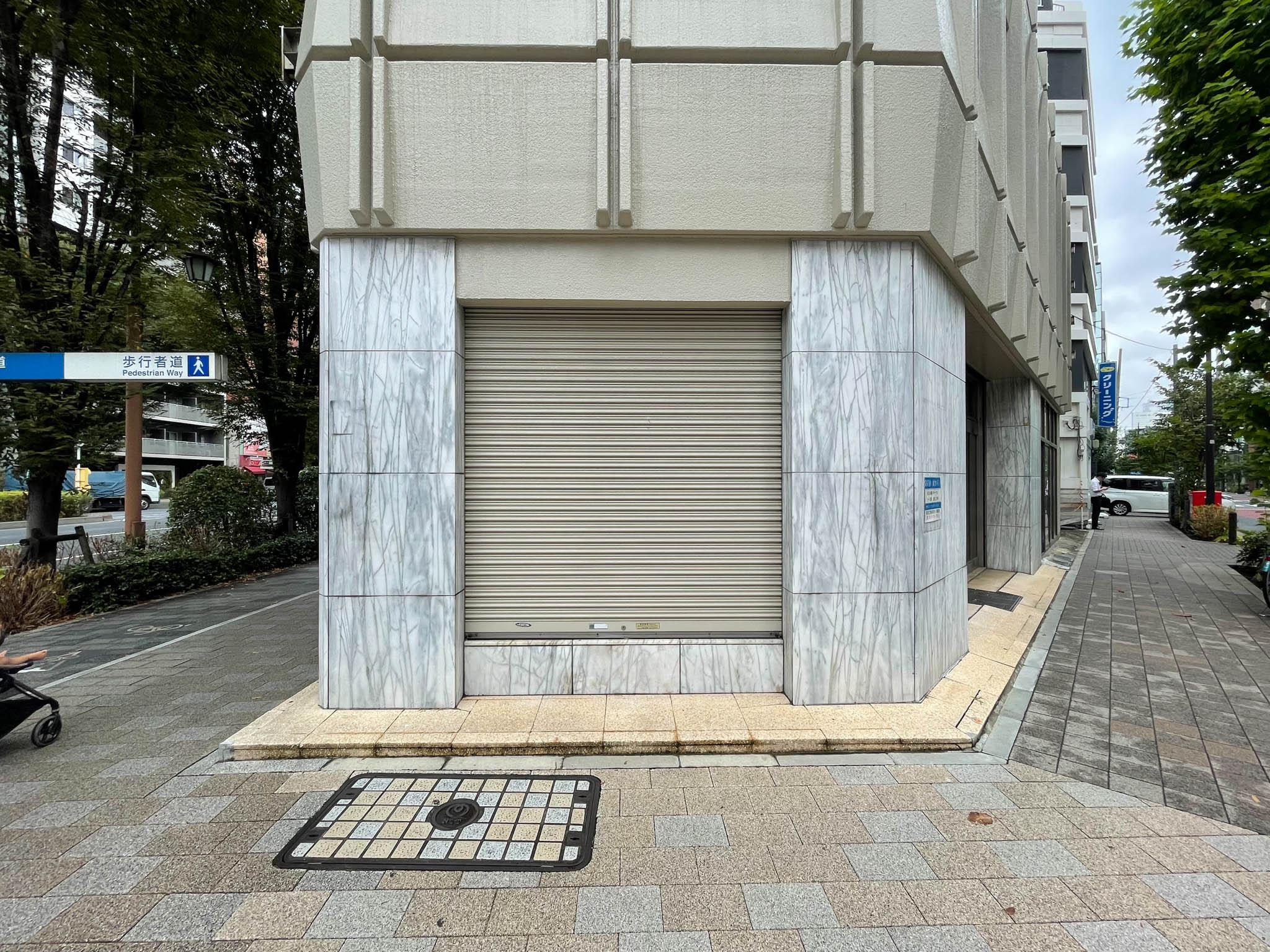 中央区東日本橋の賃貸物件/ウィンドウは、横断歩道の向こう側からでも視認性がいい