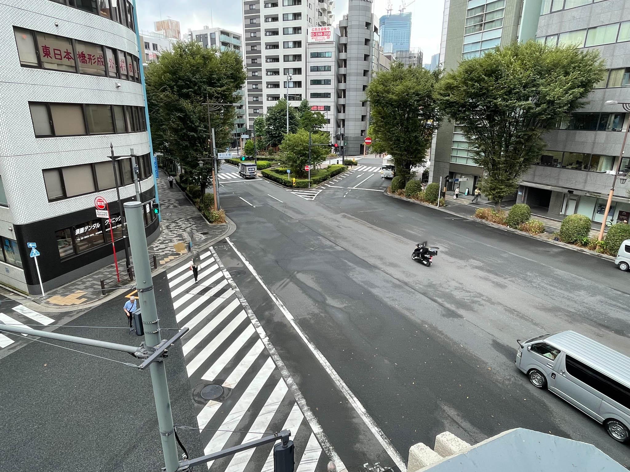 中央区東日本橋の賃貸物件/屋上から見た目の前の交差点
