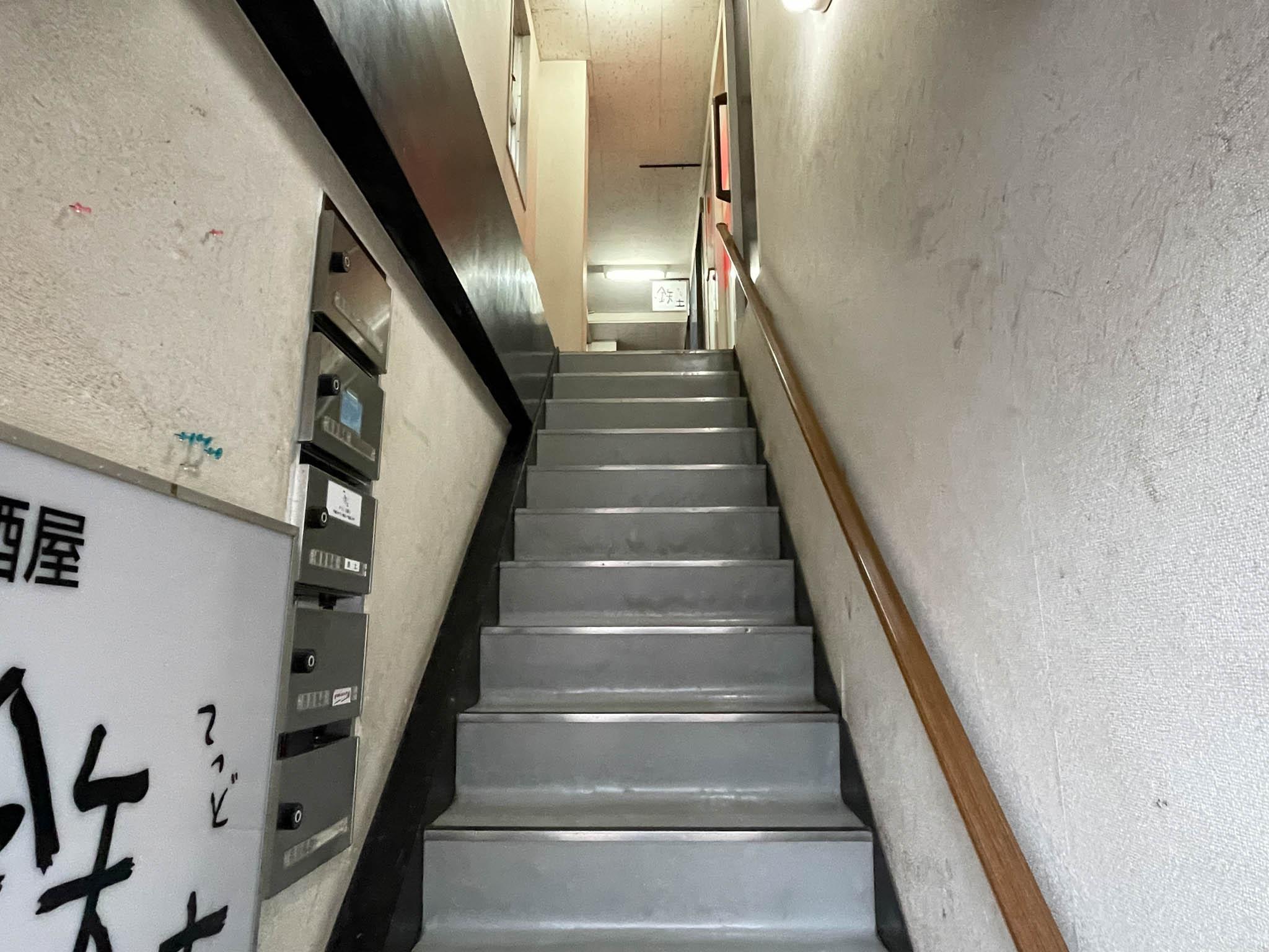 杉並区荻窪の賃貸物件/階段を上がって...