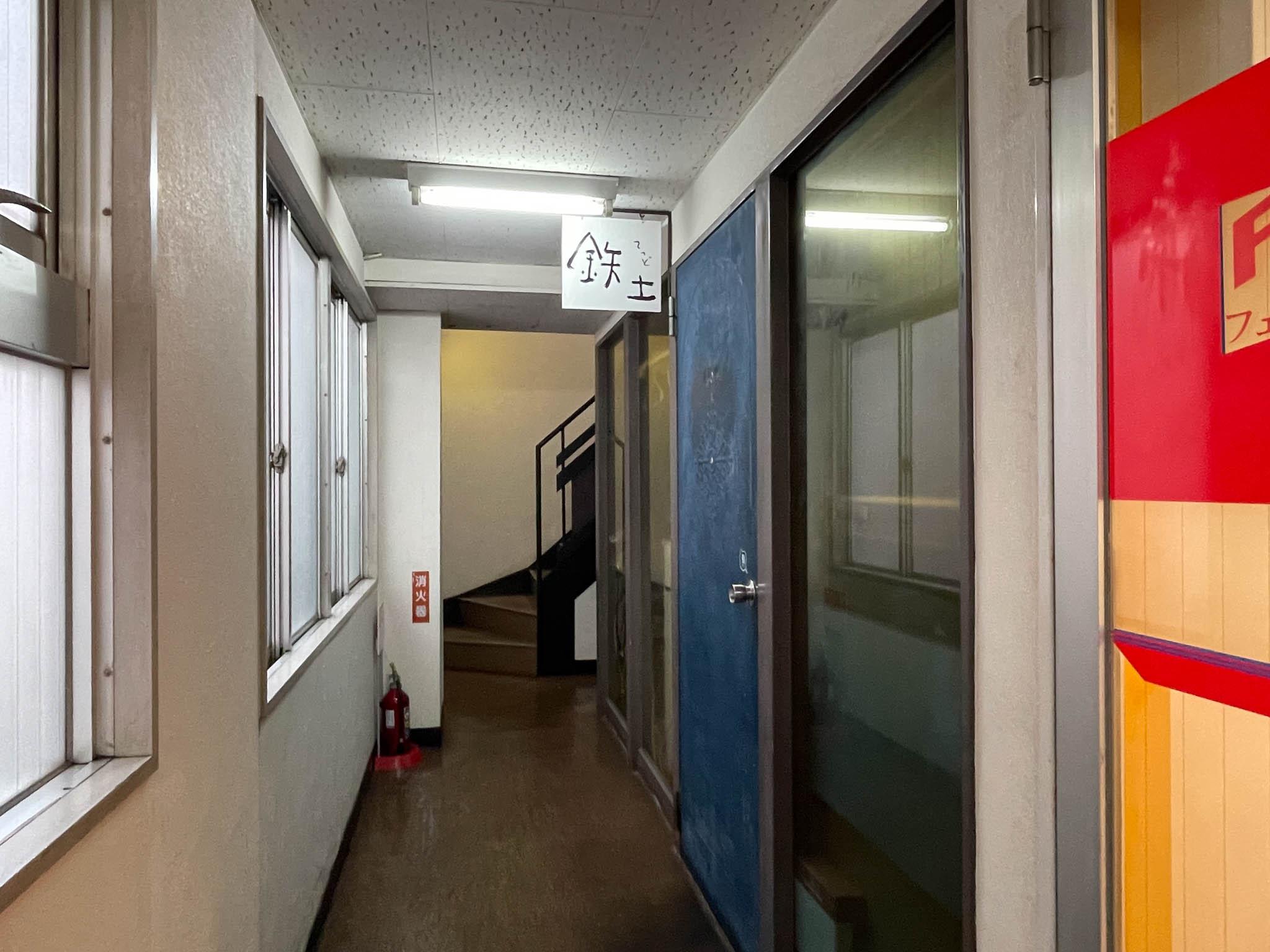 杉並区荻窪の賃貸物件/2階のテナントを横目に奥へ...