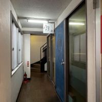 杉並区荻窪の賃貸物件/2階のテナントを横目に奥へ...