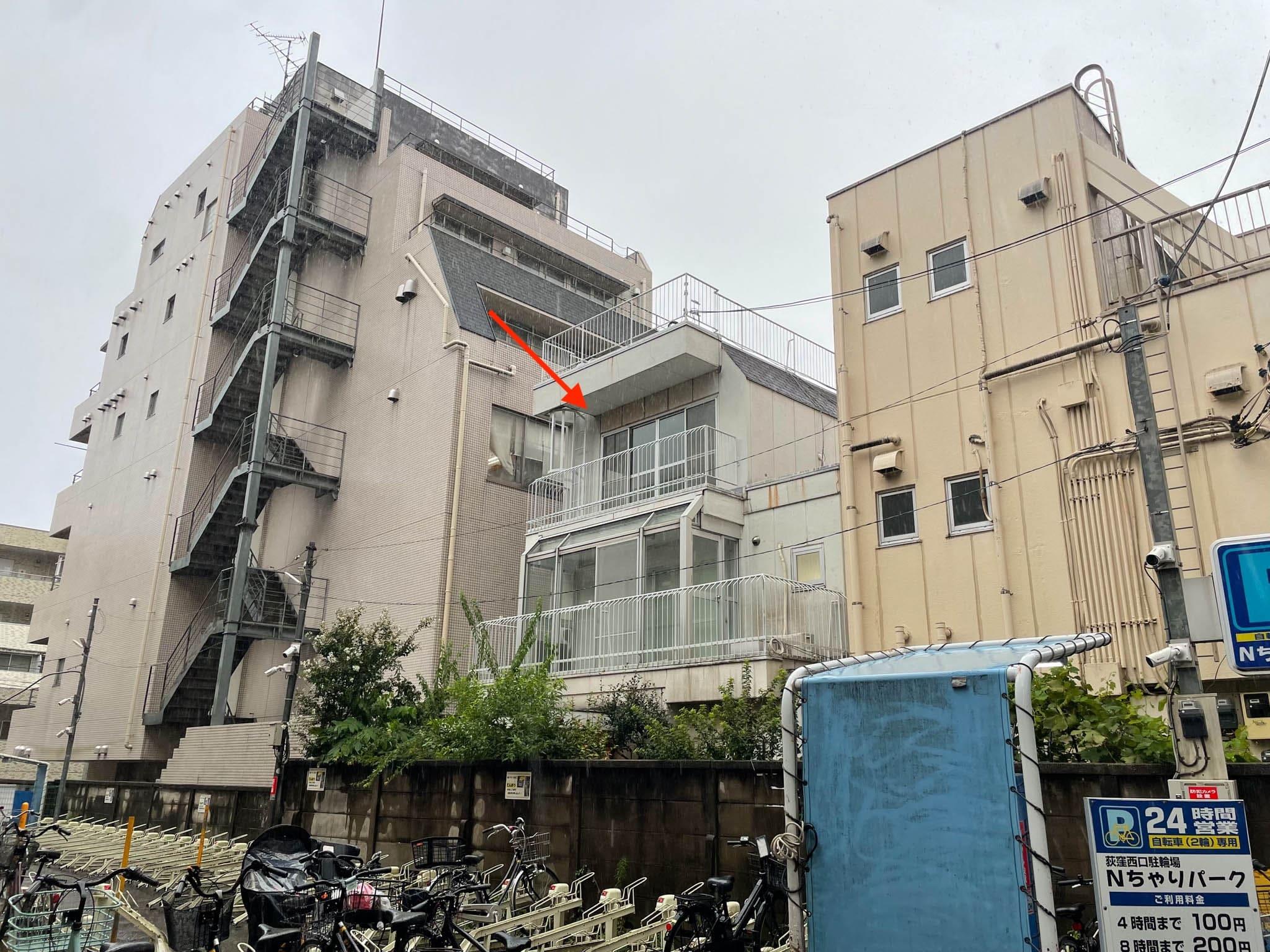 杉並区荻窪の賃貸物件/商店街とは反対側から。赤い矢印の位置です