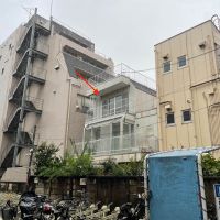 杉並区荻窪の賃貸物件/商店街とは反対側から。赤い矢印の位置です