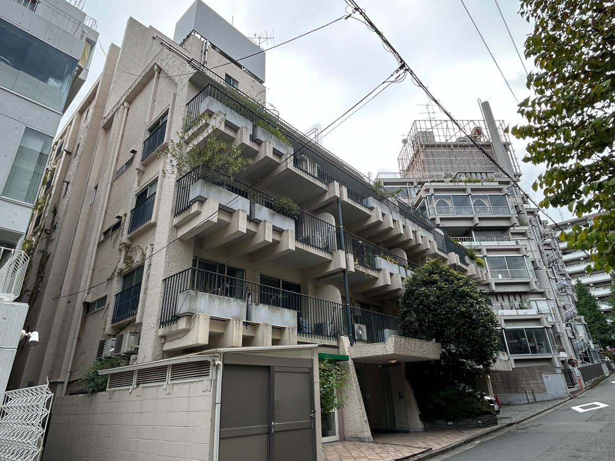 渋谷区神宮前の賃貸物件/マンション外観。緑に包まれています。