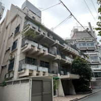 渋谷区神宮前の賃貸物件/マンション外観。緑に包まれています。