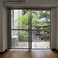 渋谷区神宮前の賃貸物件/窓からは庭を望めます。