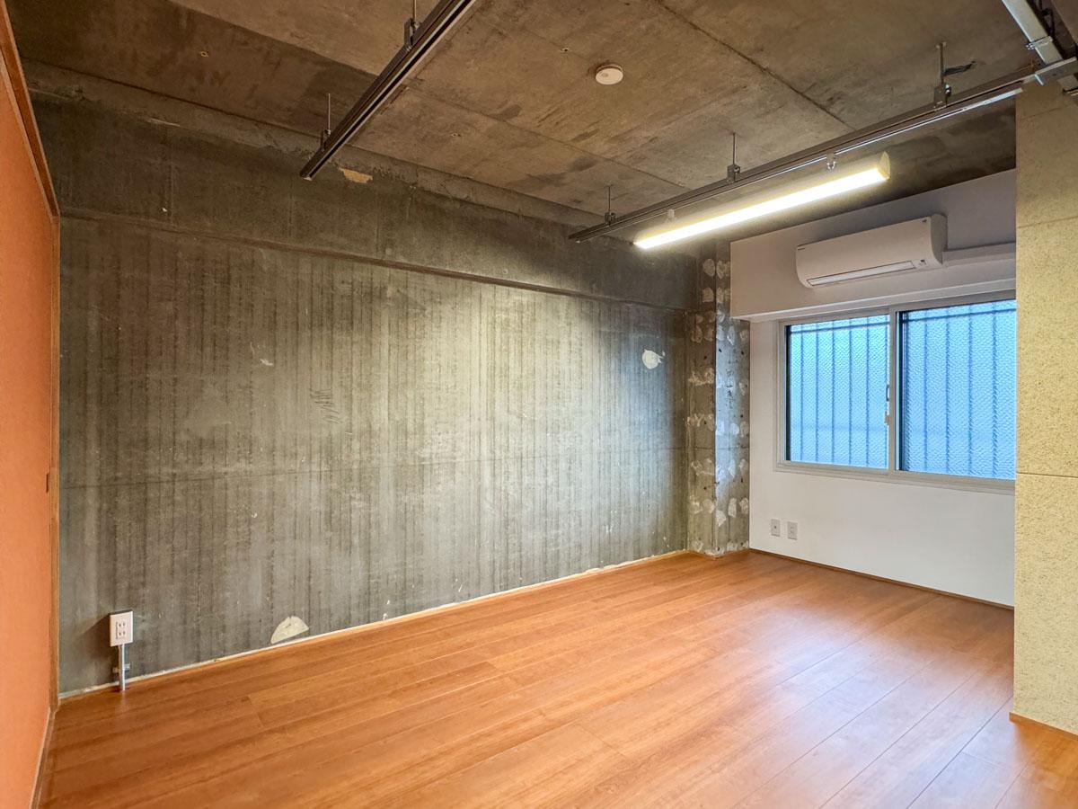 府中市天神町の賃貸物件/北側の個室3。窓は二重サッシにして断熱性、防音性を高めています