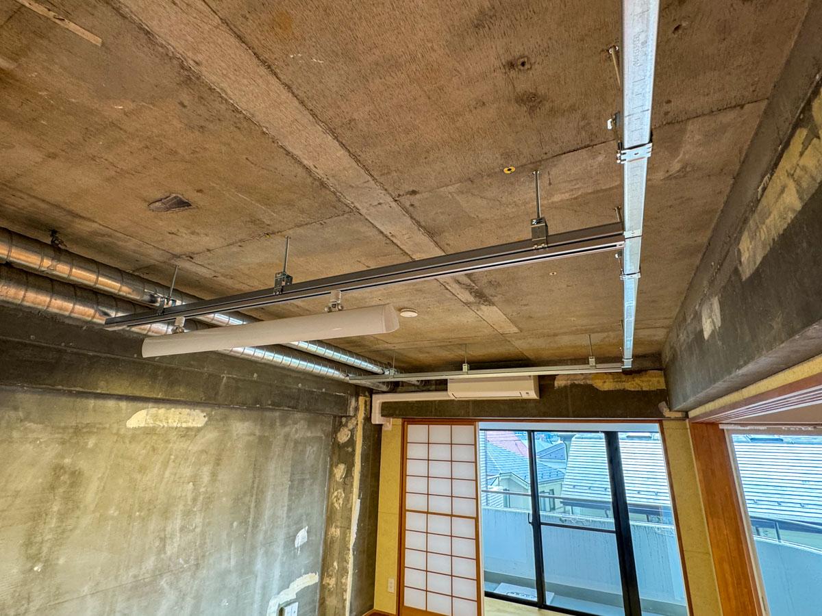 府中市天神町の賃貸物件/天井から吊るされたレールやシャフトは重すぎなければ物を吊るすことも可能