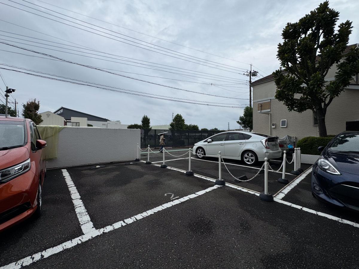府中市天神町の賃貸物件/駐車場は中央の2区画が空いていて、車が大きい方は奥の区画、普通車くらいであれば手前の区画をお使いいただきます。また今なら2台目は月額15,000円で借りれます