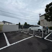 府中市天神町の賃貸物件/駐車場は中央の2区画が空いていて、車が大きい方は奥の区画、普通車くらいであれば手前の区画をお使いいただきます。また今なら2台目は月額15,000円で借りれます
