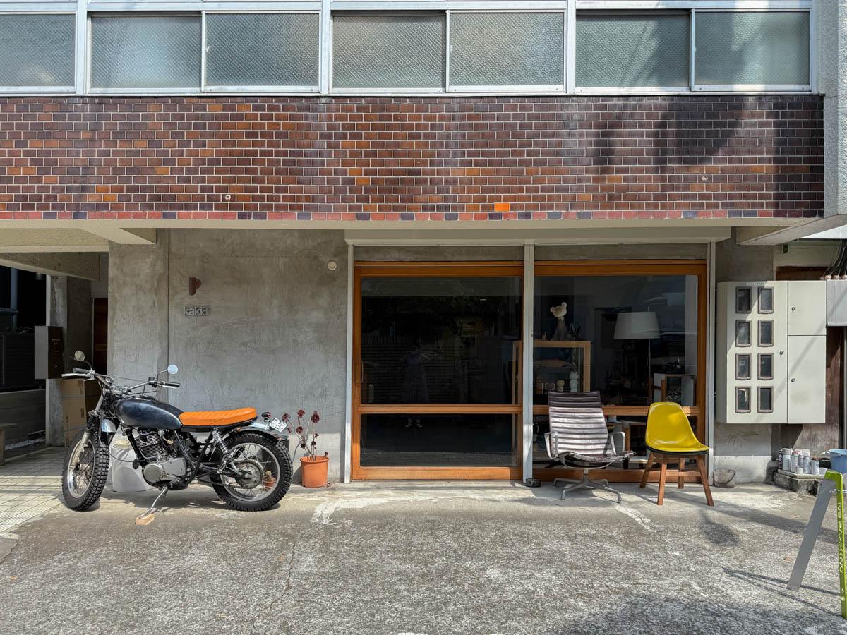 渋谷区東の賃貸物件/現在は、1階はオーダーの家具屋さん、上に広告会社が入居中。モルタルの壁、木製の引き戸がかっこいい