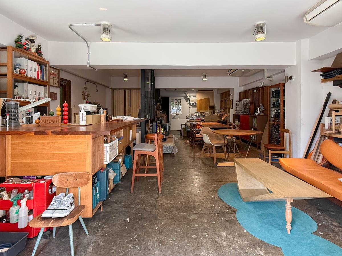 渋谷区東の賃貸物件/1階の店内はこのような形。モルタル床に、壁天井は白塗装の仕様で汎用性があって使いやすい