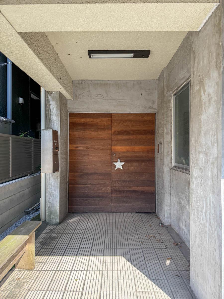 渋谷区東の賃貸物件/1階のエントランスは現在の借主が造作したもの。残置物となりますが、つくりかえてもOK