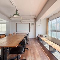 渋谷区東の賃貸物件/2階ミーティングスペース。デスクや窓際のベンチなど希望があれば残すことが可能です