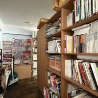 渋谷区東の賃貸物件/モルタル壁の裏は棚などが置かれバックヤードに