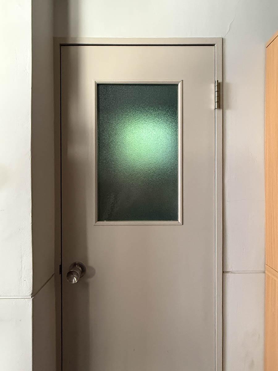 渋谷区東の賃貸物件/2階の給湯室、トイレの入口（ここのつくりは3階も同じです）