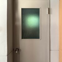 渋谷区東の賃貸物件/2階の給湯室、トイレの入口（ここのつくりは3階も同じです）